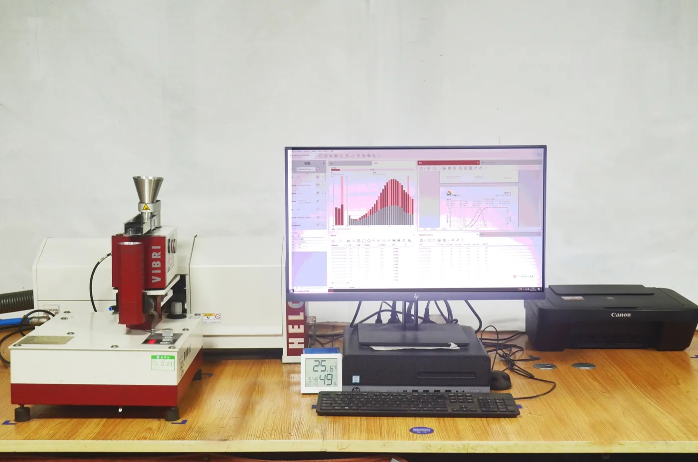 Particle size distribution analyser with a computer showing a distribution curve