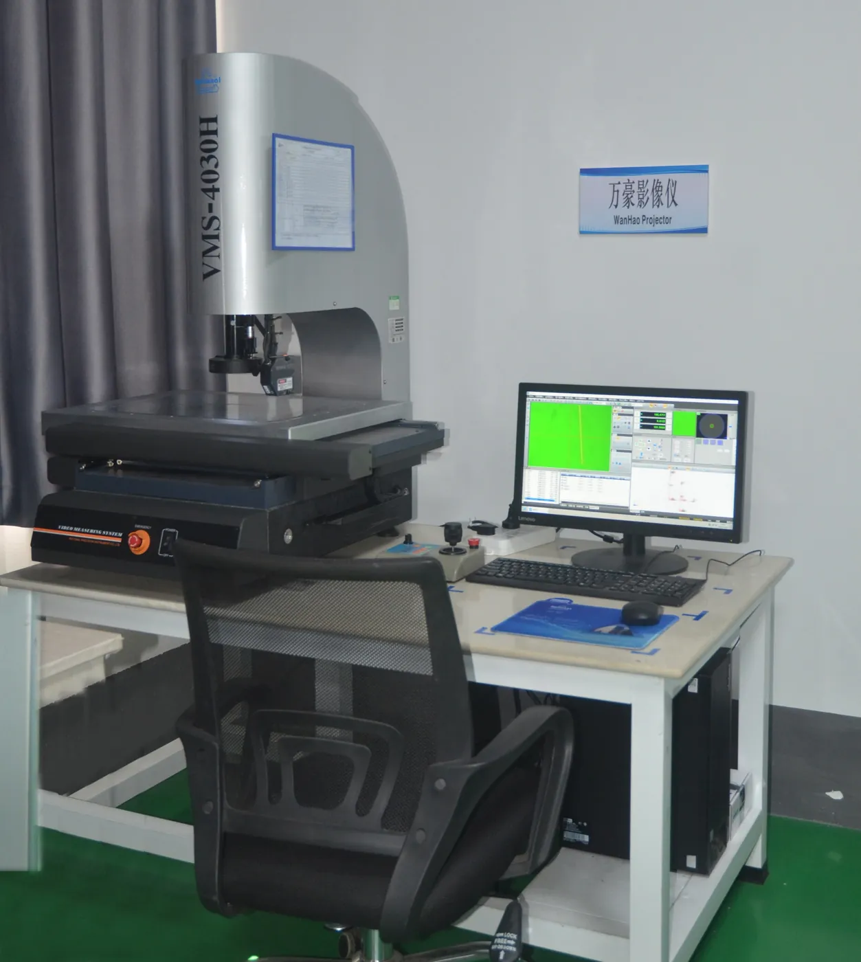 Video measuring system with monitor showing a dimensional measurement