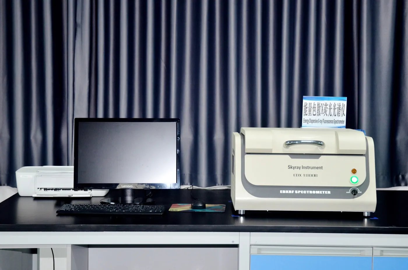 Energy dispersive X-ray fluorescence spectrometer in a laboratory